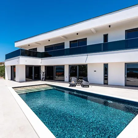 Beautiful Hill Villa